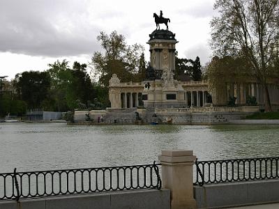 Wednesday 5 April, 2006  Close to the northern entrance of the park is the Estanque del Retiro (Retiro's Pond), a large artificial pond. Across the water from here is the monument to King Alfonso XII.