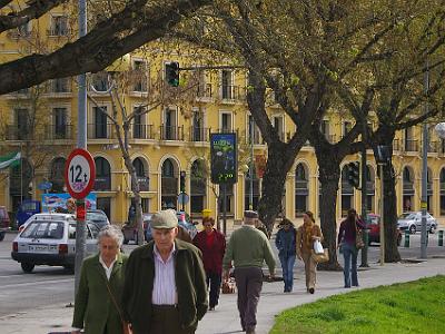 Friday 24 March, 2006  We're heading for Sevilla rail station but right now my tummy's giving me grief. 22°C is wonderful.