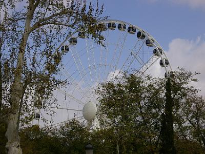 Friday 24 March, 2006  The Ferris wheel is a Sevilla landmark.  A couple of days ago we had seen a reproduction of the original Ferris wheel on Navy Pier in Chicago.