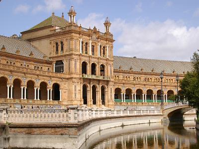 Friday 24 March, 2006  The Plaza de España is one of Seville's most easily recognised buildings and the embodiment of the Moorish Revival in Spanish architecture