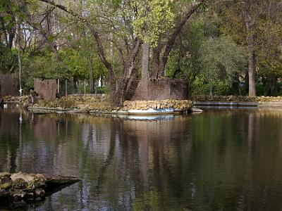 Friday 24 March, 2006  La Isleta de los Patos, (the Islet of the ducks) a pond surrounded by rustic stones with a central island and an exotic pavilion where King Alfonso XII declared his love for Maria de las Mercedes.