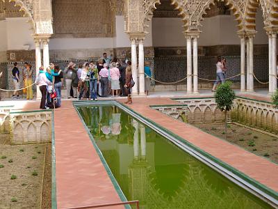 Sunday 26 March, 2006  The pool and the sunken gardens of the Patio de los Doncellas.