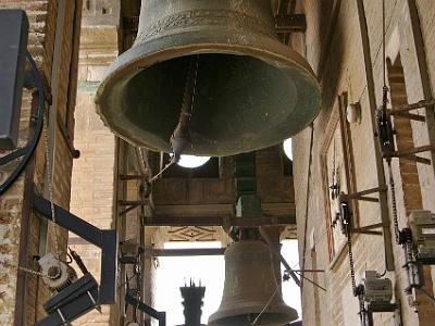 Monday 27 , 2006  In the 16th century, the architect Hernán Ruiz designed a belfry extension to convert the minaret to a bell tower. The electric motors seem to be out of place with the ancient architecture.